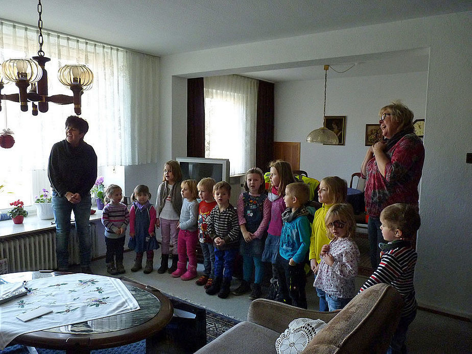 Die Kindergartenkinder der katholischen Kindertagesstätte St. Vinzenz besuchen die Geburtstagsjubilare